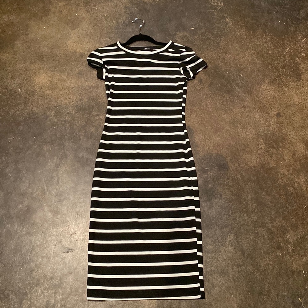 MIDI stripped t-shirt dress in black and white.